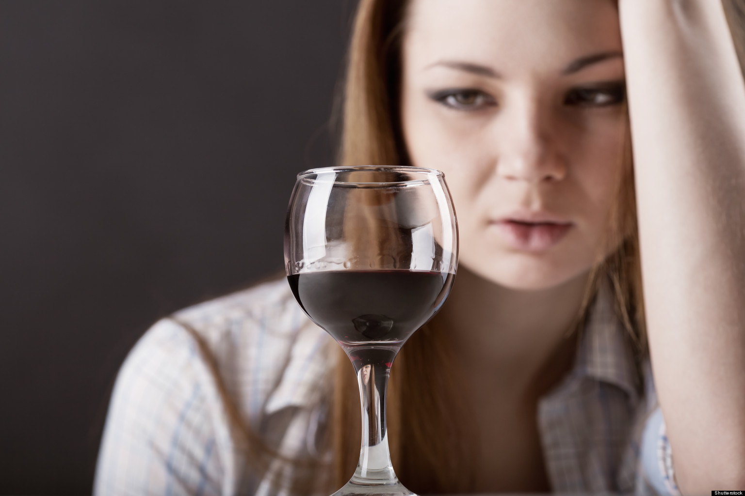 Почему женщина выпивает